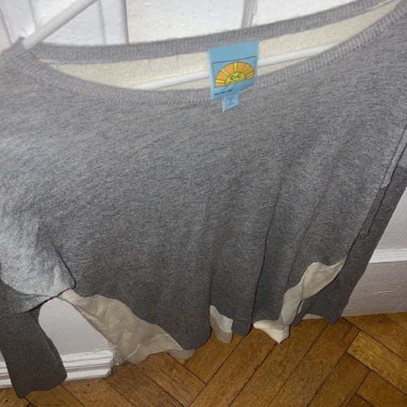 Beautiful c&c grey and white sweater - Picture 2 of 3